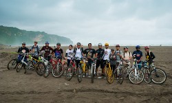 paket-wisata-sepeda-menyusuri-pantai di-jogja