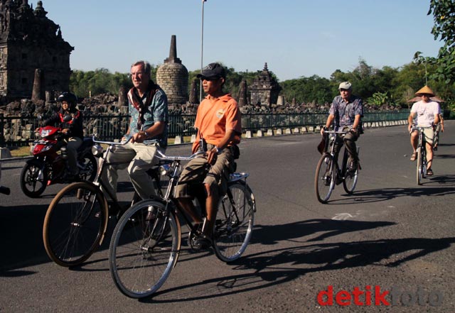traditional-javanese-bicycle-onthel-for-cycling-tour-in-indonesian-tourism-destination