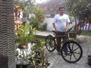 Gambar sepeda kayu unik dan artistik dari Jogja