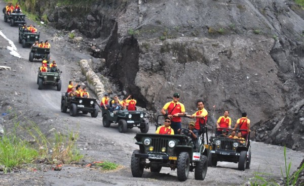 Merapi Lava Tour dan Offroad Dengan Jeep menikmati sisa erupsi lahar dingin Merapi dengan Rute yang menarik dintaranya kaliurang, Kali Adem, Kali Kuning, Telaga Putri, Rumah Mbah Maridjan, Kepuhharjo