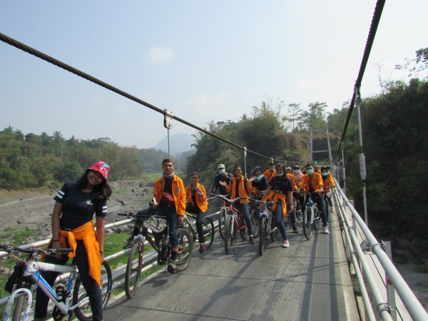Wisata sepeda di Jembatan Gantung kali Boyong 