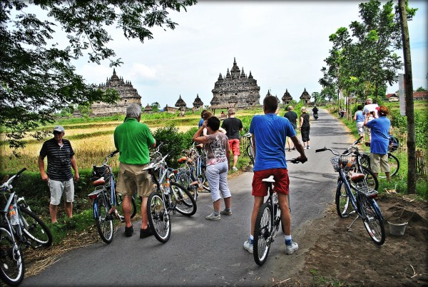 Wisata sepeda di Candi Plaosan Prambanan