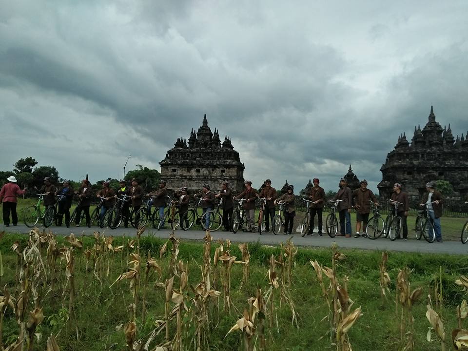 Wisata Sepeda Onthel di Prambanan dengan Pakaian Tradisional untuk Kegiatan Fun Outing Perusahaan 