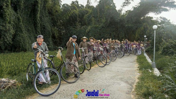 wisata sepeda onthel dengan pakaian tradisonal