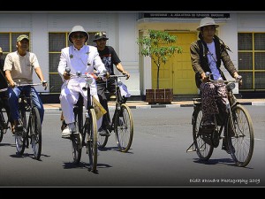 bersepeda-onthel-dengan-pakaian-tradisional-jogja