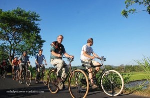 Jogjakarta-village-tours-for-tourist-using-old-javanese-traditional-bicycle