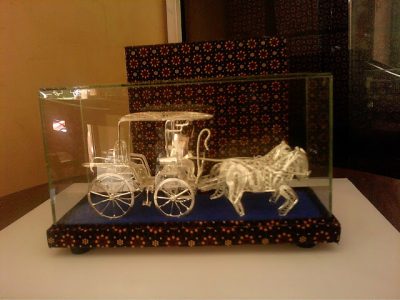 Miniatur kereta kencana dari perak