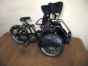 kerajinan-miniatur-becak-dari-tembaga