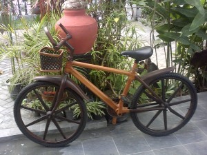 Sepeda kayu unik dan artistik buatan Jogja