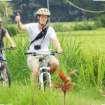 Paket wisata bersepeda menikmati pedesaan dan persawahan