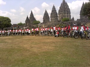 Foto Komunitas sepeda di Jogja di Candi Prambanan bersama sewa sepeda jogja