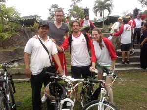 Wisatawan bersepeda di pedesaan Jogja di desa wisata Jogja