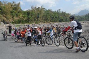 Foto lavatours dengan sepeda di kali boyong bersama RS Happy Land