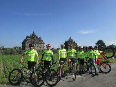 Klub seepada dari Jakarta berfoto berlatarbelakang candi Plaosan