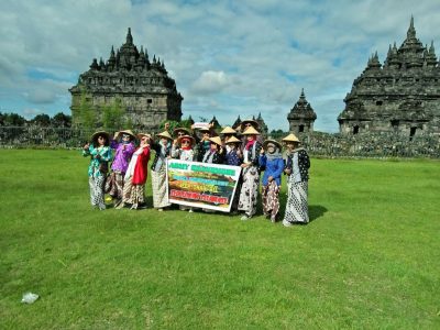 paket reuni dengan wisata sepda tua dan pakain tradisional