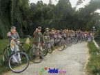 wisata sepeda onthel dengan pakaian tradisonal